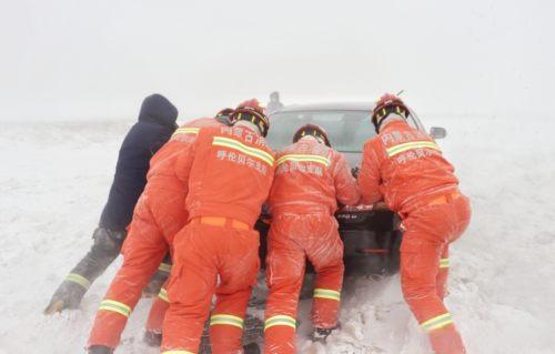 呼伦贝尔大雪致多车被困(呼伦贝尔下雪了,高速封了没?)