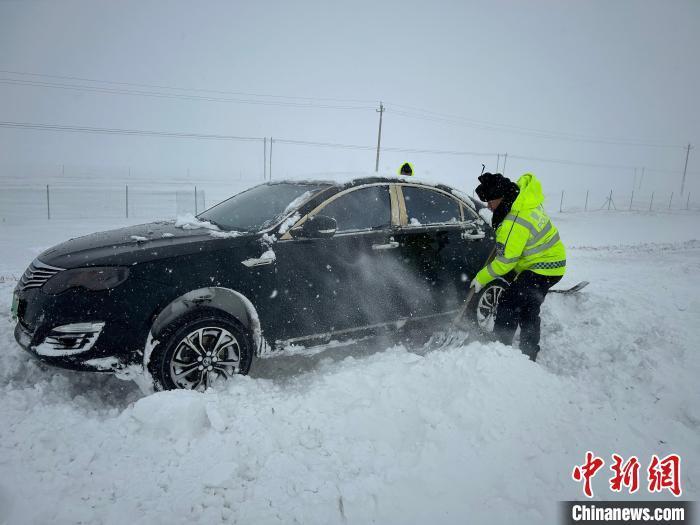 呼伦贝尔大雪致多车被困(呼伦贝尔下雪了,高速封了没?)